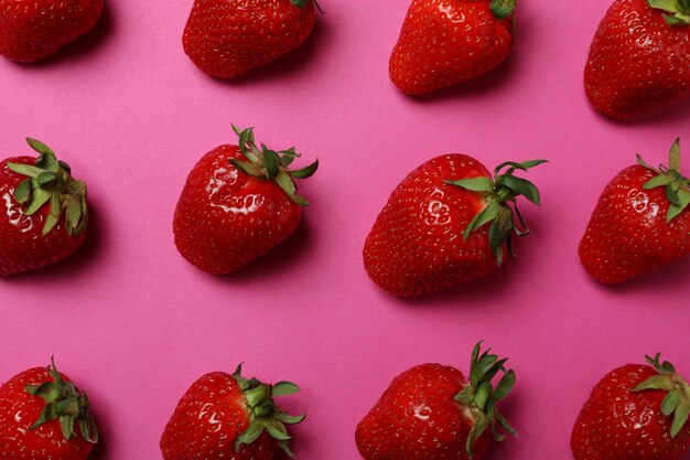 Fragola fresca e gustosa con foglie su rosa