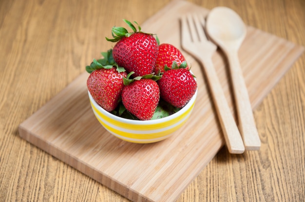 Fragola fresca e succo sul tavolo di legno. distesa piatta.