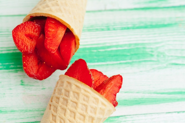 Fragola fresca in cono di cialda.