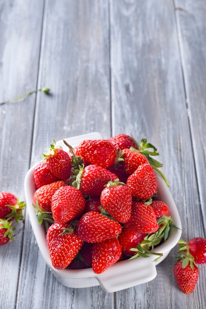 Fragola fresca in una ciotola