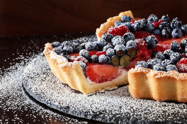 Fragola fresca, mirtillo e lampone con torta alla ricotta.