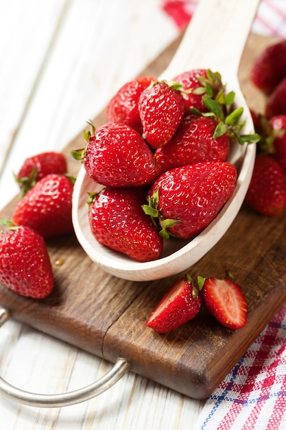 Fragola fresca su bianco in legno