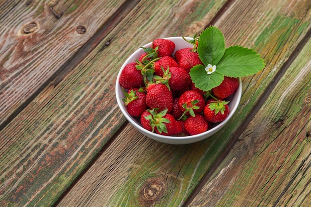 Fragola fresca su sfondo di legno con spazio di copia