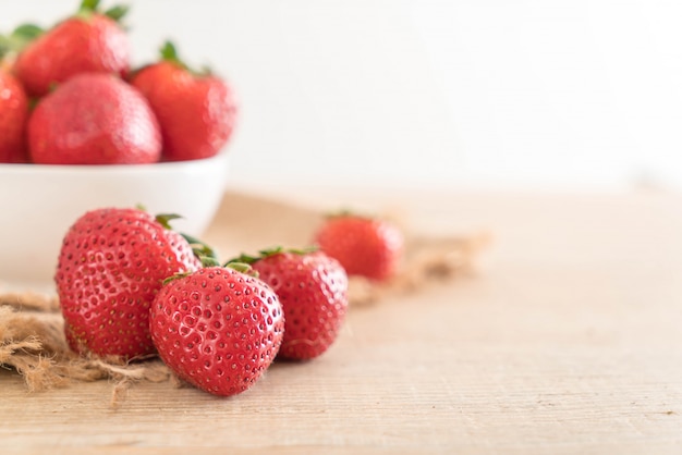 fragola fresca sul tavolo