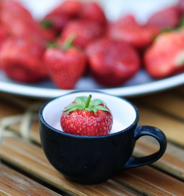 fragola in tazza di latte