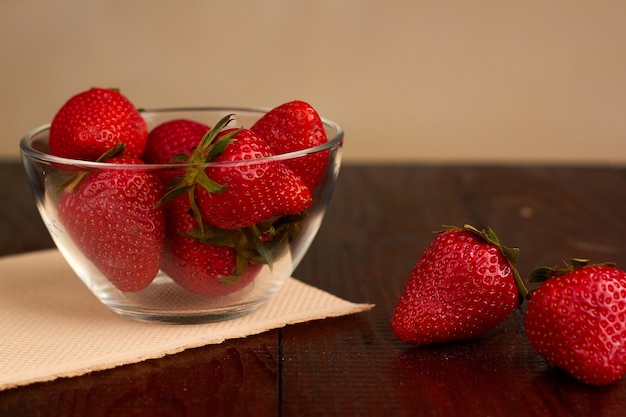 Fragola in una ciotola di vetro