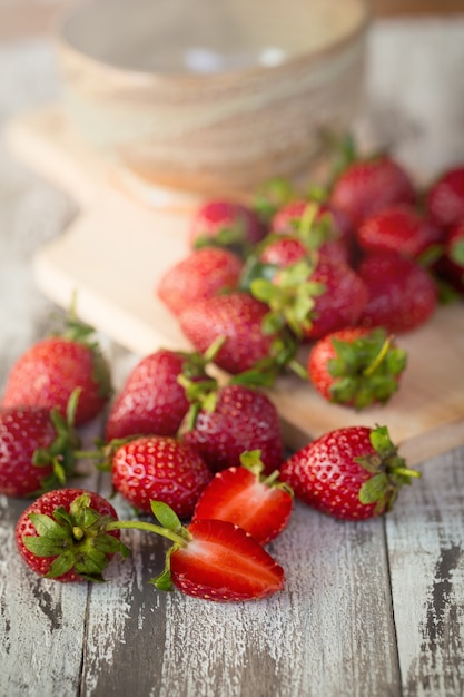 Fragola in una ciotola su un fondo di legno