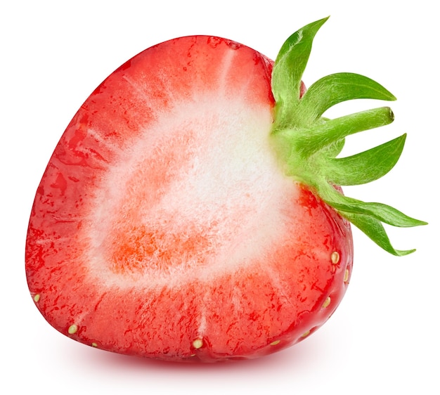 Fragola isolata su sfondo bianco Tracciato di ritaglio mezzo fragola Foto macro di fragola