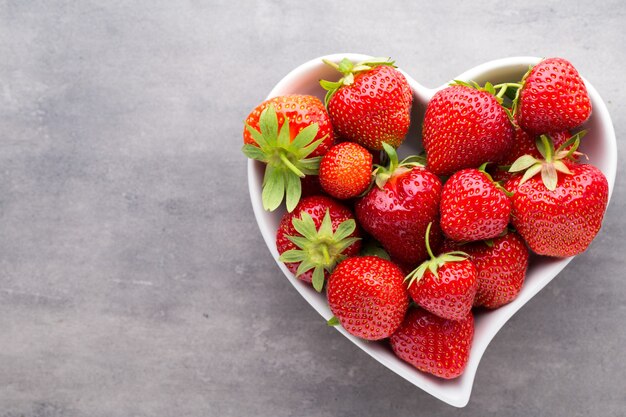 Fragola isolato su sfondo bianco. Bacca fresca.