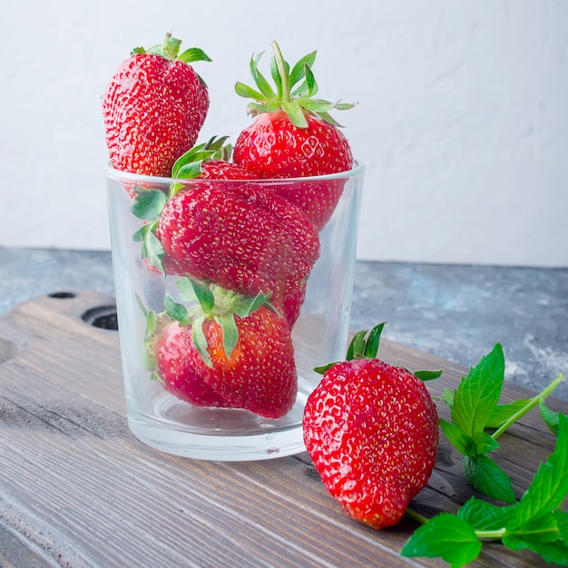 Fragola matura appetitosa nel bicchiere