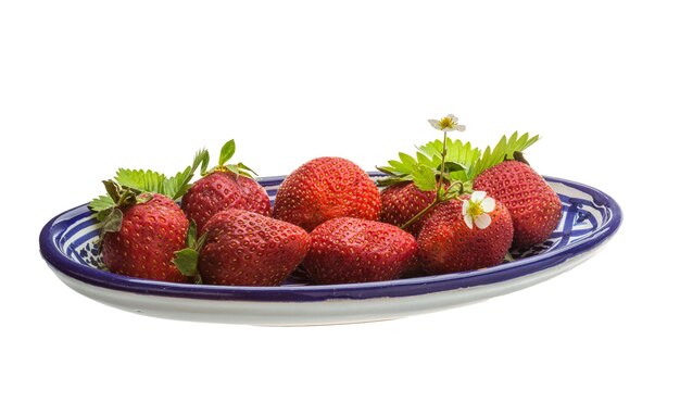 Fragola matura con foglie e fiori