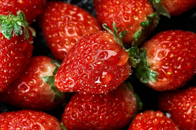 Fragola perfetta matura fresca - cenni storici della struttura dell'alimento.