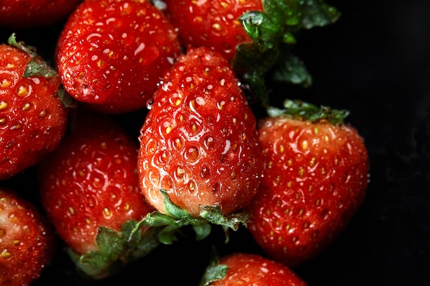 Fragola perfetta matura fresca - cenni storici della struttura dell'alimento.