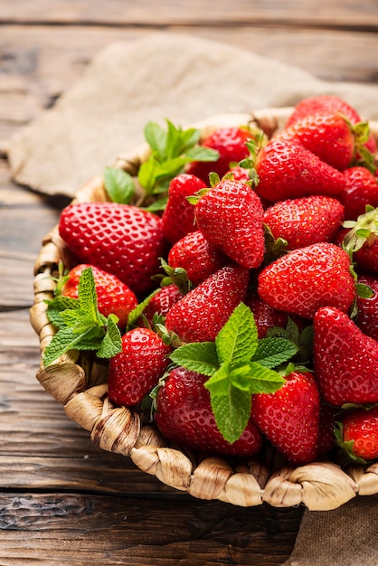 Fragola rossa dolce di estate sulla tavola di legno