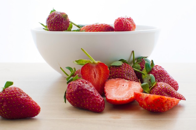 Fragola rossa fresca in ciotola bianca dalla regione brasiliana. Fragole sul tavolo di legno.