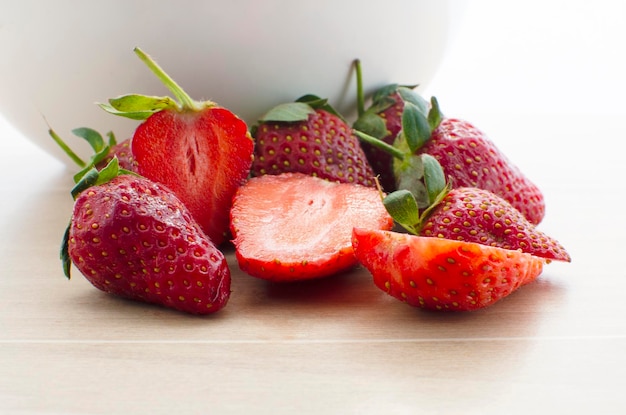 Fragola rossa fresca in ciotola bianca della regione brasiliana. Fragole sul tavolo di legno.