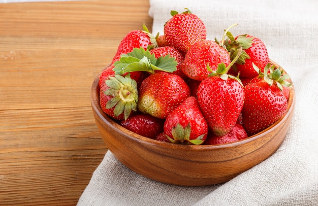 Fragola rossa fresca in ciotola di legno