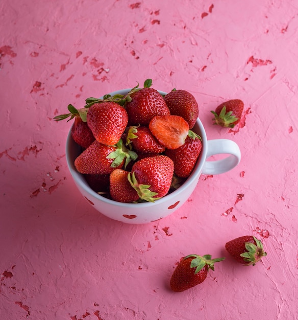 Fragola rossa fresca in una tazza di ceramica bianca