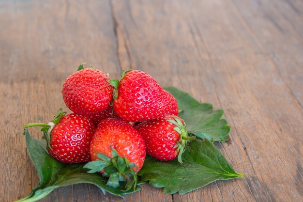 Fragola rossa fresca su fondo di legno