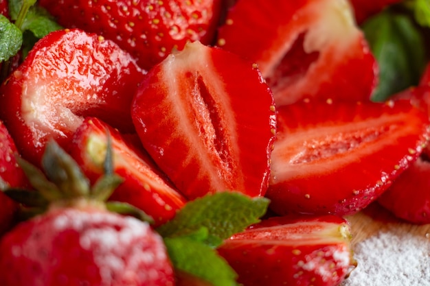 fragola rossa matura con rami di menta