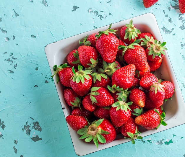 Fragola rossa matura fresca in un piatto quadrato bianco