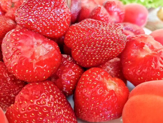 Fragola rossa matura sul tavolo Fragole fresche e gustose sfondo