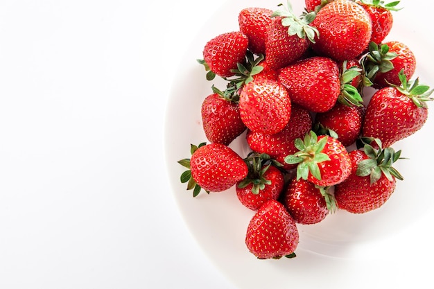 Fragola sana isolata su sfondo bianco Spazio di copia Vista dall'alto