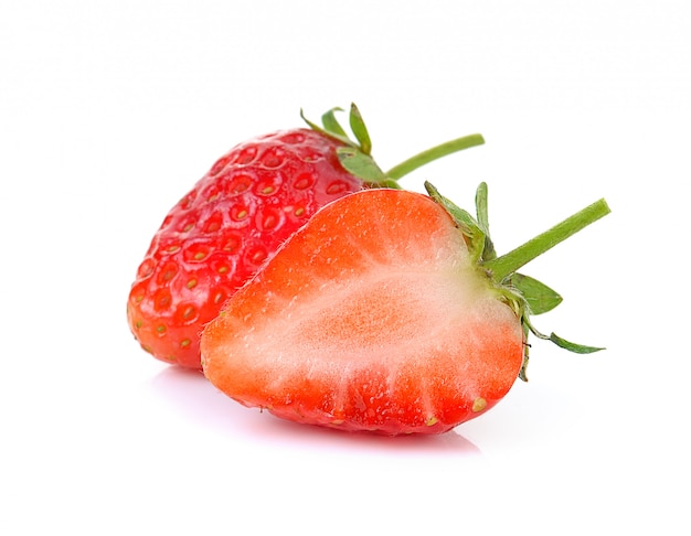 Fragola su bianco isolata