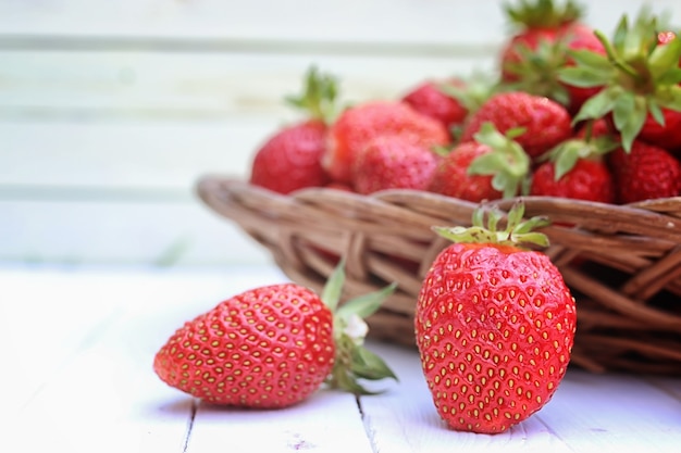 Fragola su borsa di vimini all'aperto