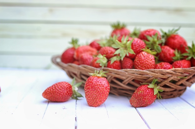 Fragola su borsa di vimini all'aperto