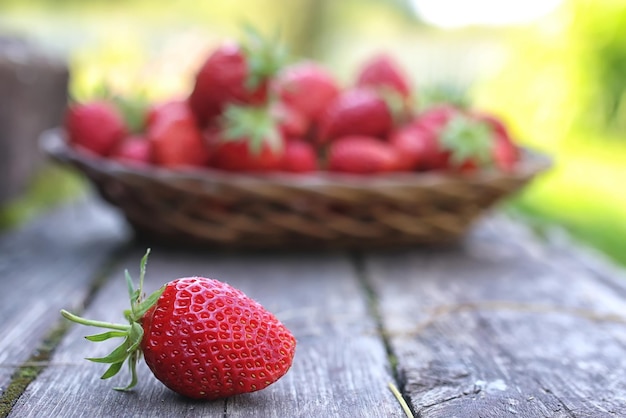 Fragola su fondo di legno rustico