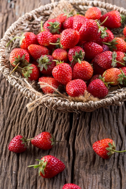 Fragola su fondo in legno