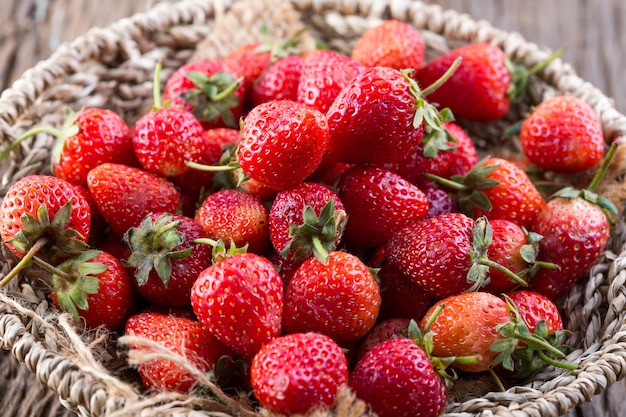 Fragola su fondo in legno