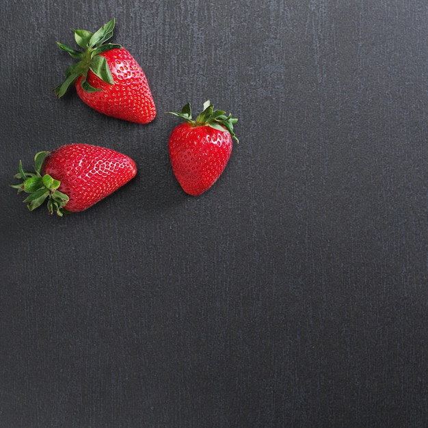 Fragola su nero