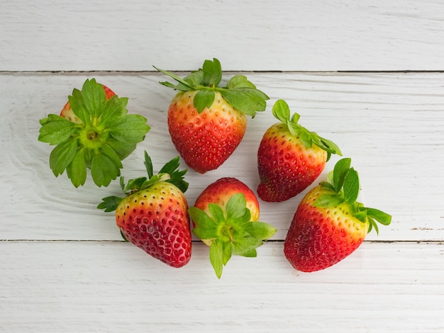 fragola su sfondo bianco tavolo in legno