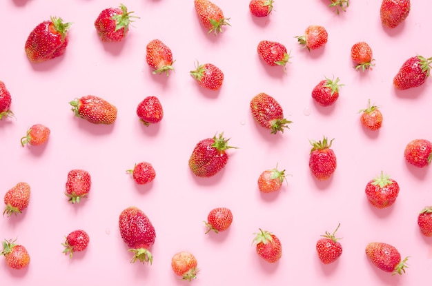 Fragola su sfondo rosa Immagine piatta vista dall'alto