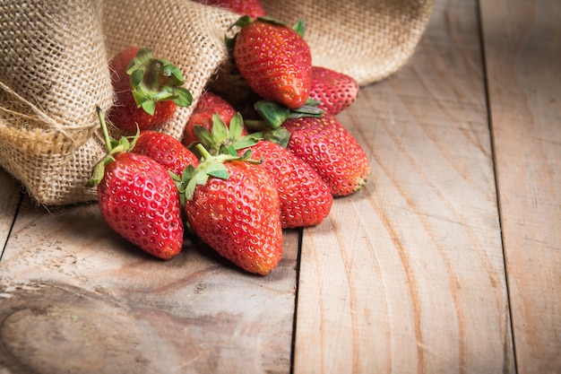 fragola sul legno