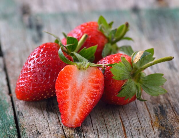 fragola sul tavolo di legno