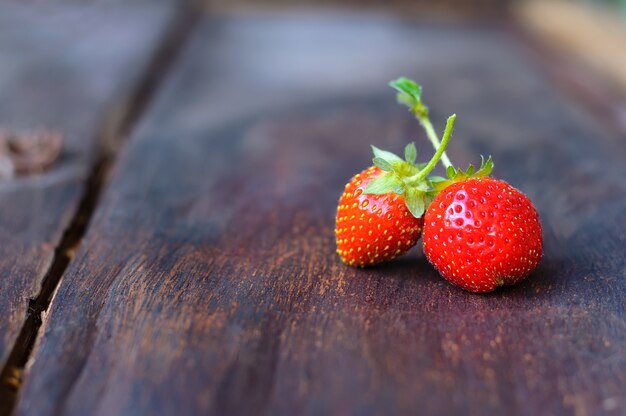 Fragola sulla vecchia tavola di legno