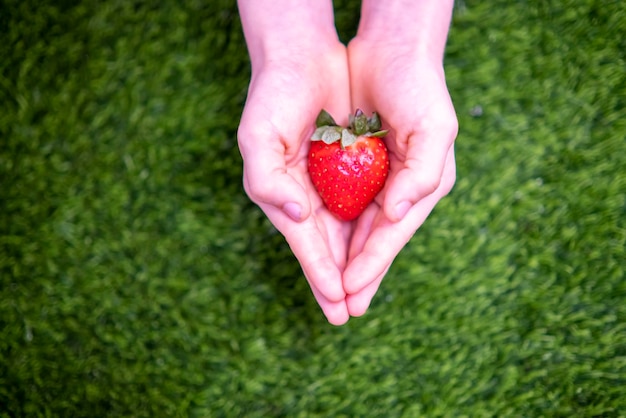 Fragole a forma di cuore felice giorno di San Valentino saluti dieta sana vegetarianismo copia