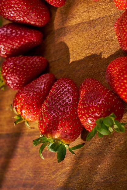 Fragole biologiche fresche su un tagliere di legno Striscione fragola