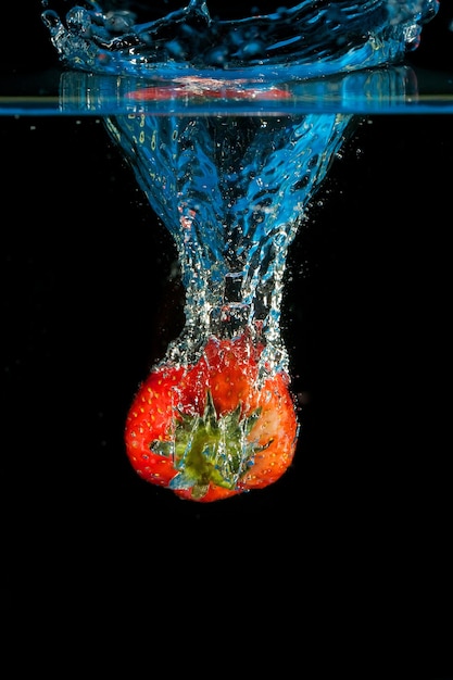 Fragole che sguazzano nell'acqua