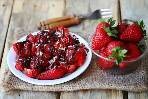 Fragole con cioccolato su un piatto