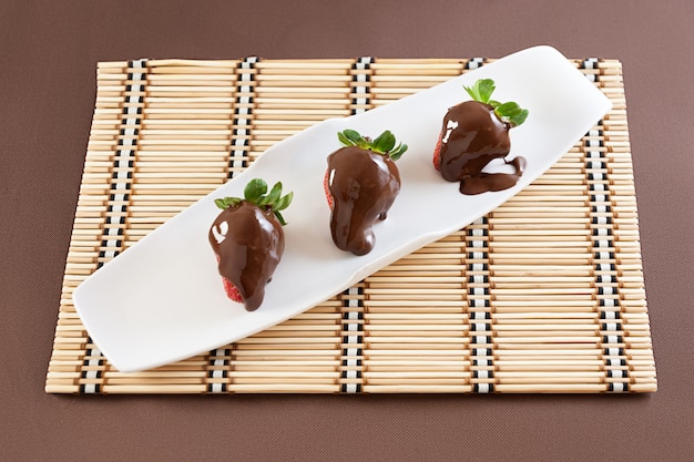 Fragole con cioccolato sul tappetino