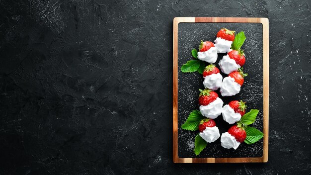 Fragole con crema Dessert Frutti di bosco Vista dall'alto Spazio libero per il testo