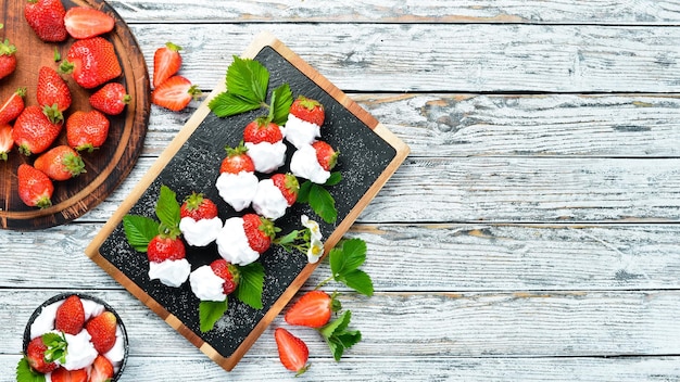 Fragole con crema Dessert Frutti di bosco Vista dall'alto Spazio libero per il testo