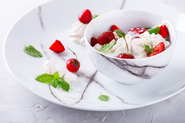 Fragole con panna montata e meringa