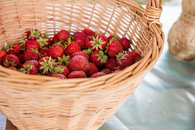 fragole dolci e mature sono nel cestino