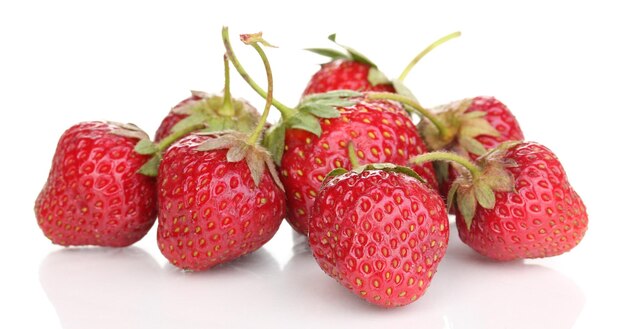 Fragole dolci mature isolate su bianco