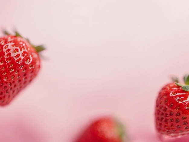 Fragole e astrazione di sfondo di colore rosa